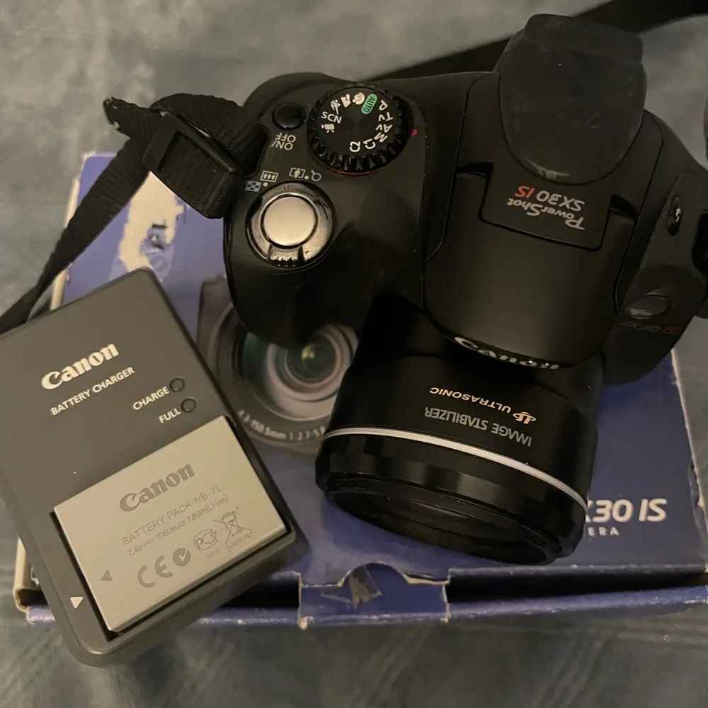 Canon PowerShot SX30 IS 35X Zoom 14.1MP Digital Camera Charger Battery & Box